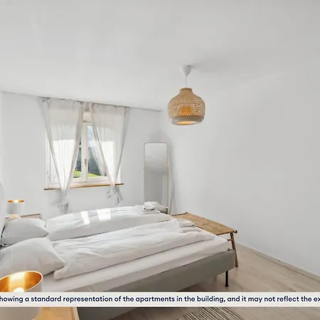 Basic 3br With Balcony Near Hb *